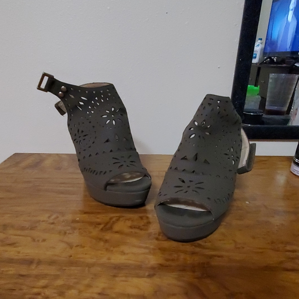 I'm selling short open heels for womens.